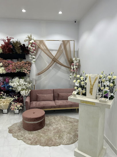 محل بيع الزهور والنباتات الطبيعية وتغليف الطرود ولف الهدايا