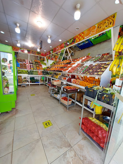 ثمار الطبيعه للفواكه والخضروات والتمور