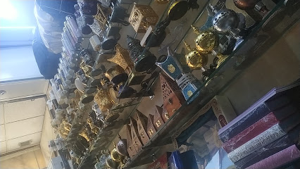 محل بيع أقمصة والعطور