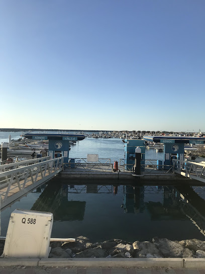 محطة أدنوك أم القيوين لصيادي السمك